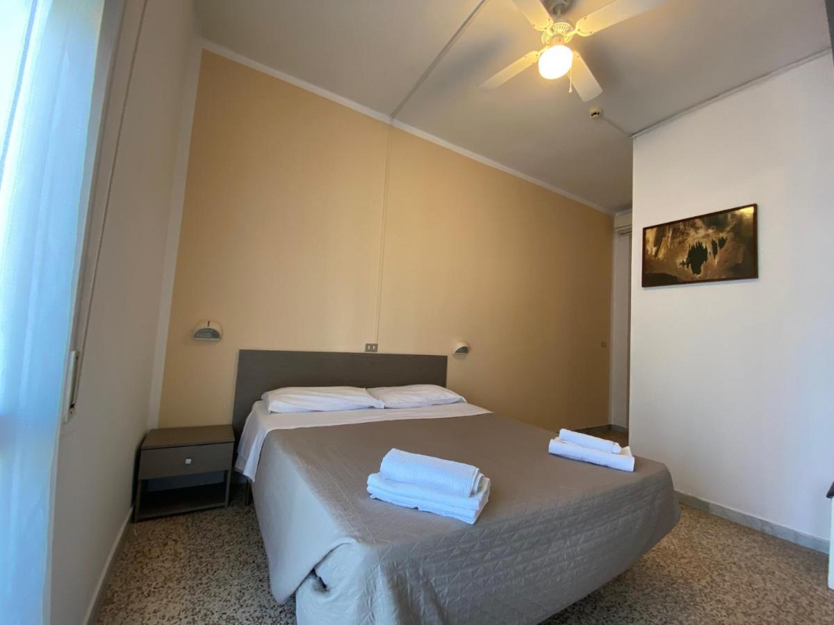 Hotel Britta Rimini Buitenkant foto