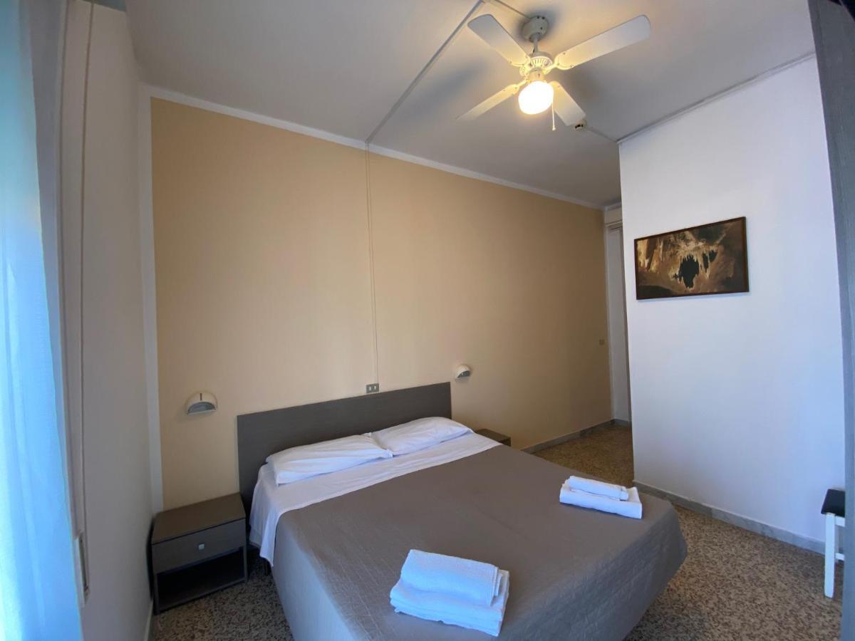 Hotel Britta Rimini Buitenkant foto