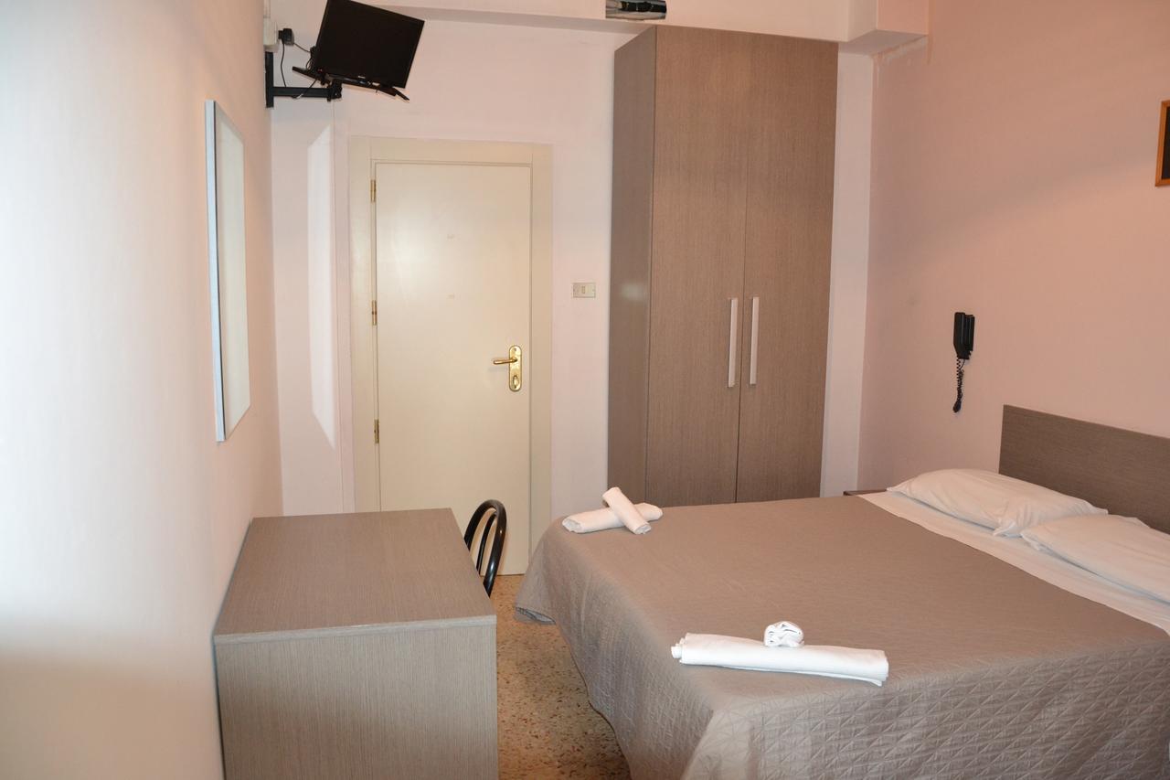 Hotel Britta Rimini Buitenkant foto
